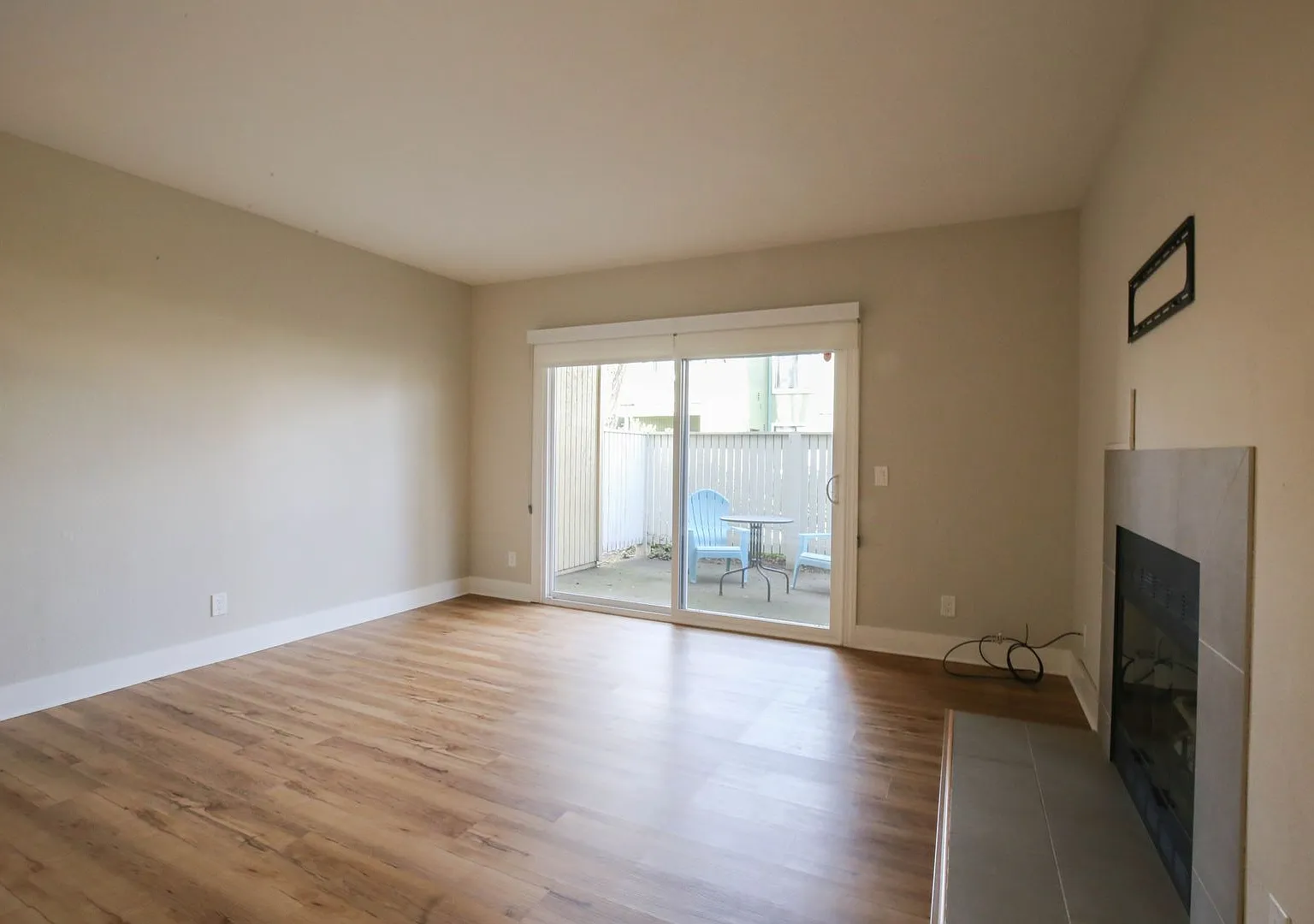 Modern and Clean 2 Bed 2 Bath Condo in Richmond Marina Bay — Photo 2