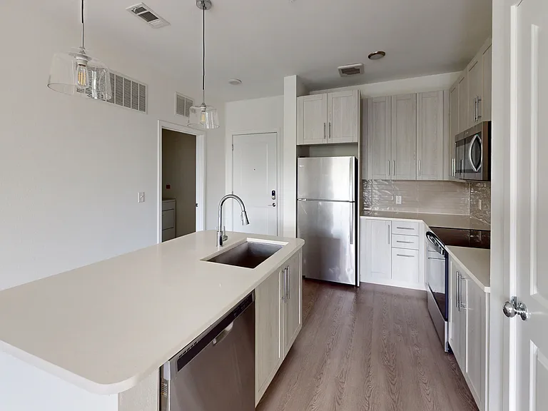 Essex Luxe Apartments — Photo 42