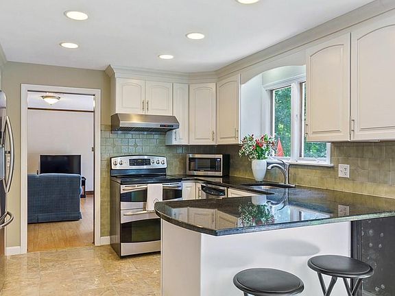 4th image of 31 Farrwood Dr