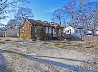 208 Monroe Dr, Mastic Beach, NY 11951