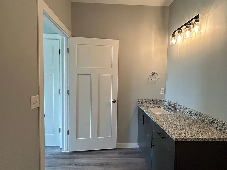2724 Silver St — Photo 107