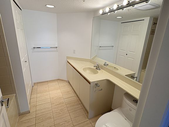 3rd image of 5733 Cambie St #1543034