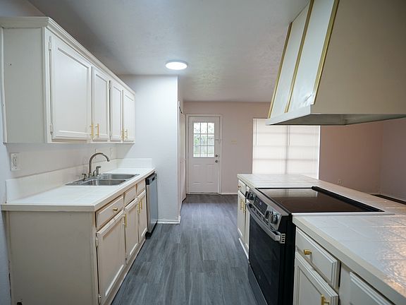 3rd image of 7418 Sandhurst Ln N