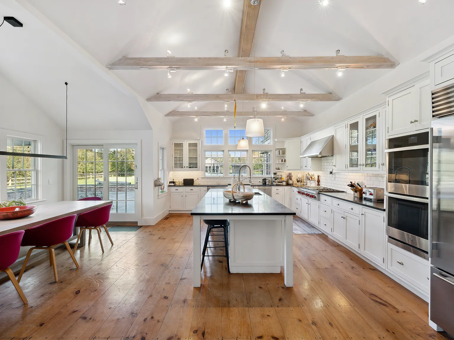 South Of Highway Renovated Farmhouse — Photo 3