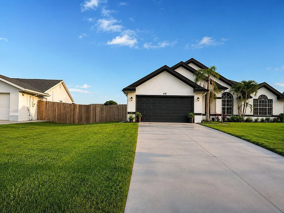 678 SW Pueblo Ter