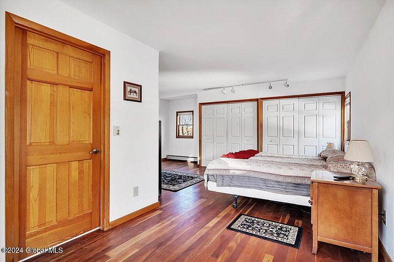 4th image of 19 Knickerbocker Road