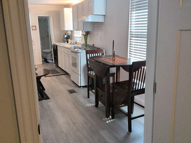 472 Washington Ave — Photo 14