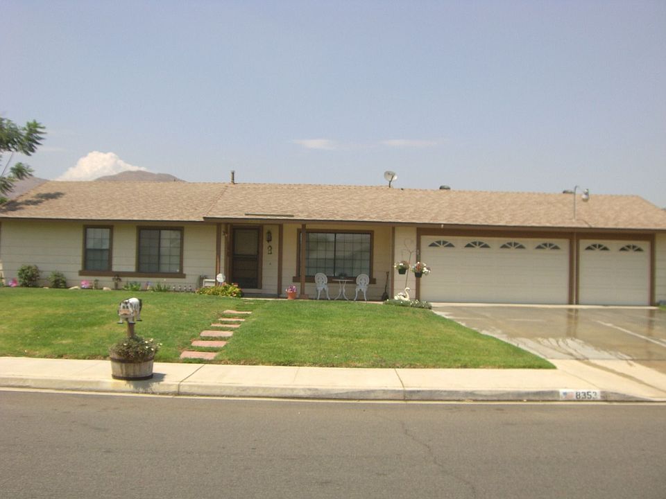 4 Bedroom 1/2 Acre Pool Home