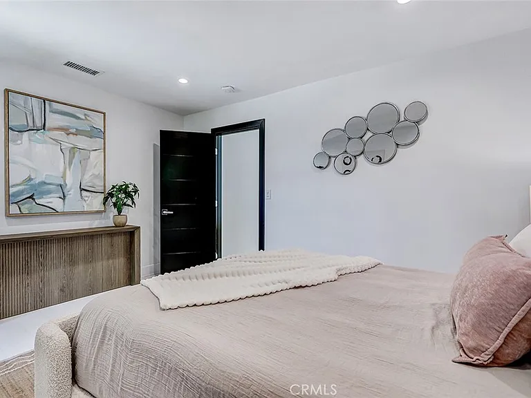 832 N Oceanbluff Ave — Photo 33