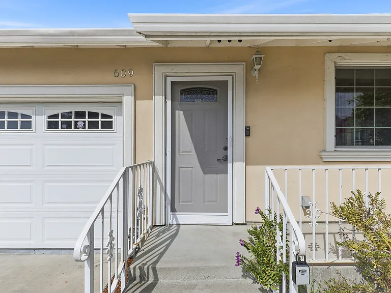 609 Stanford Ave — Photo 110