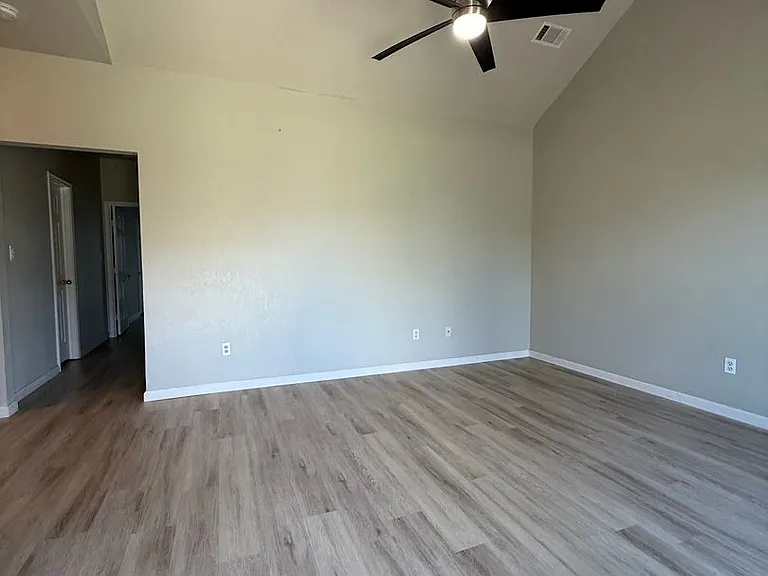 129-131 Collett Ct — Photo 14
