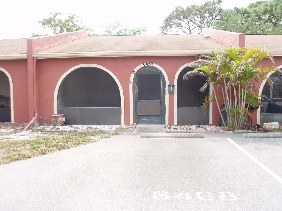 6468 Bonnie Bay Cir N