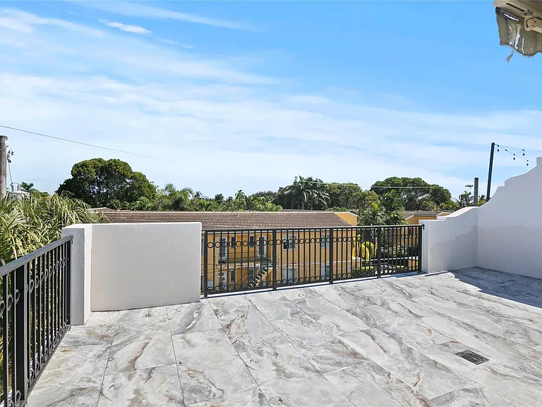 732 NE 15th Ave — Photo 40
