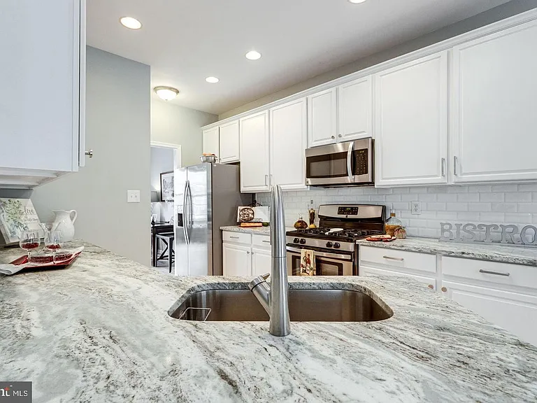 6485 Sutcliffe Dr — Photo 23