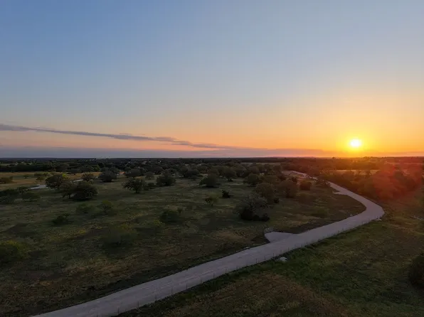 784 Main St, Waelder, TX 78959