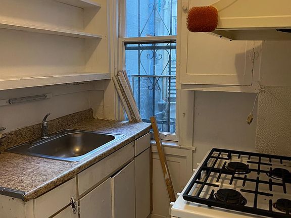 4th image of 324 Hyde St