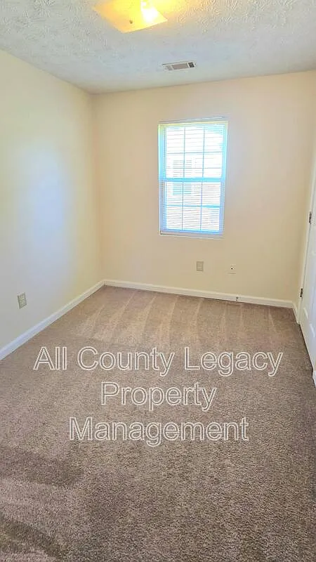 3 bed, 1.0 bath, $1,250 — Photo 4