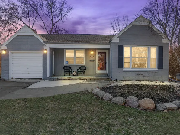 21152 Lancaster St, Harper Woods, MI 48225