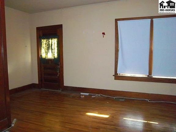 4th image of 713 W Avenue A