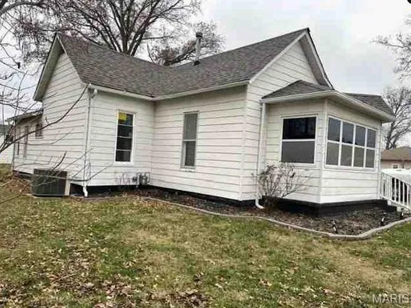 875 Martin Luther King Jr Dr, Centralia, IL 62801