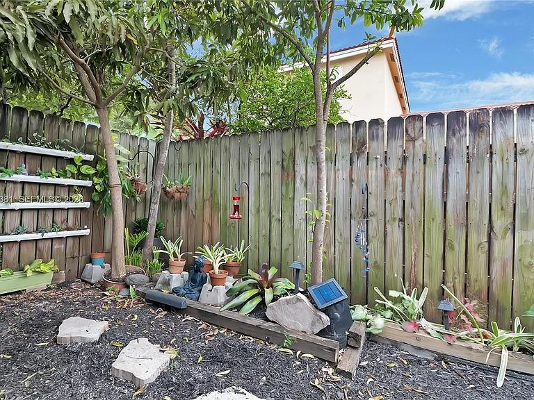 11426 NW 4th Ter #11426 — Photo 23