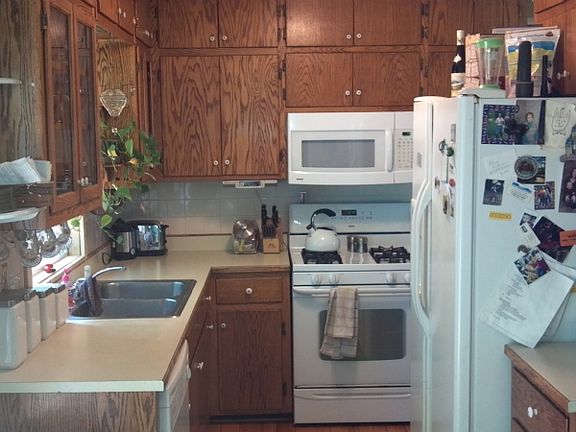 4th image of 26825 Fenwick Ave