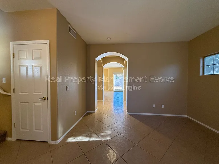 914 E Christine Pl — Photo 4