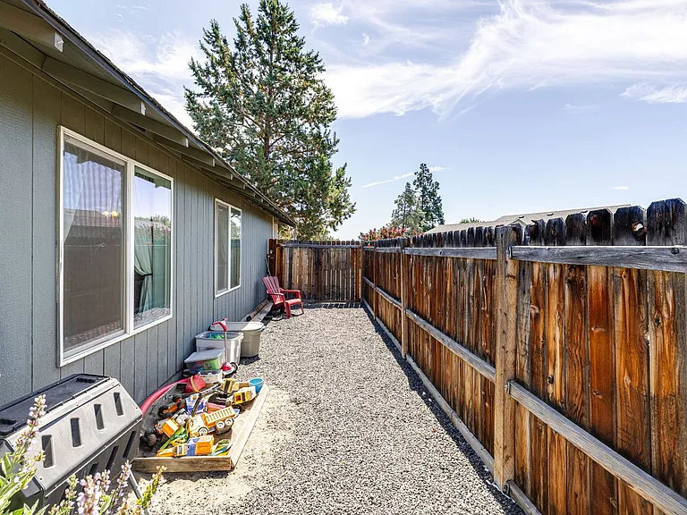 295 SW 25th St — Photo 39