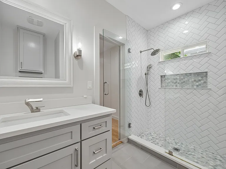 710 N Madison Ave — Photo 12