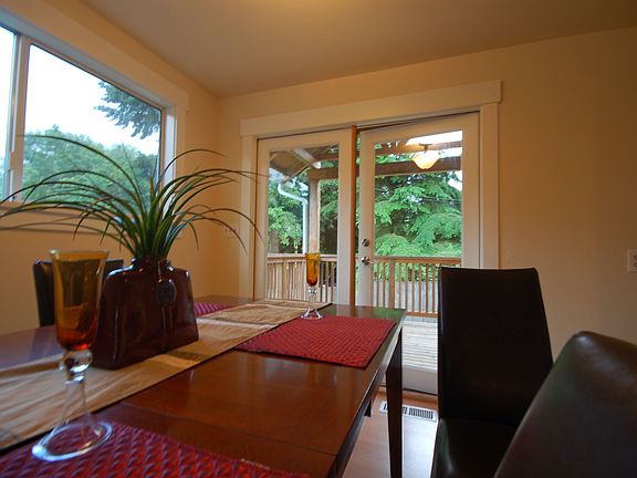 5th image of 821 NE Serpentine Pl