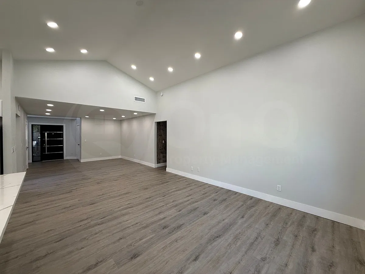 3 bed, 2.5 bath, 1746 sqft, $2,400 — Photo 3