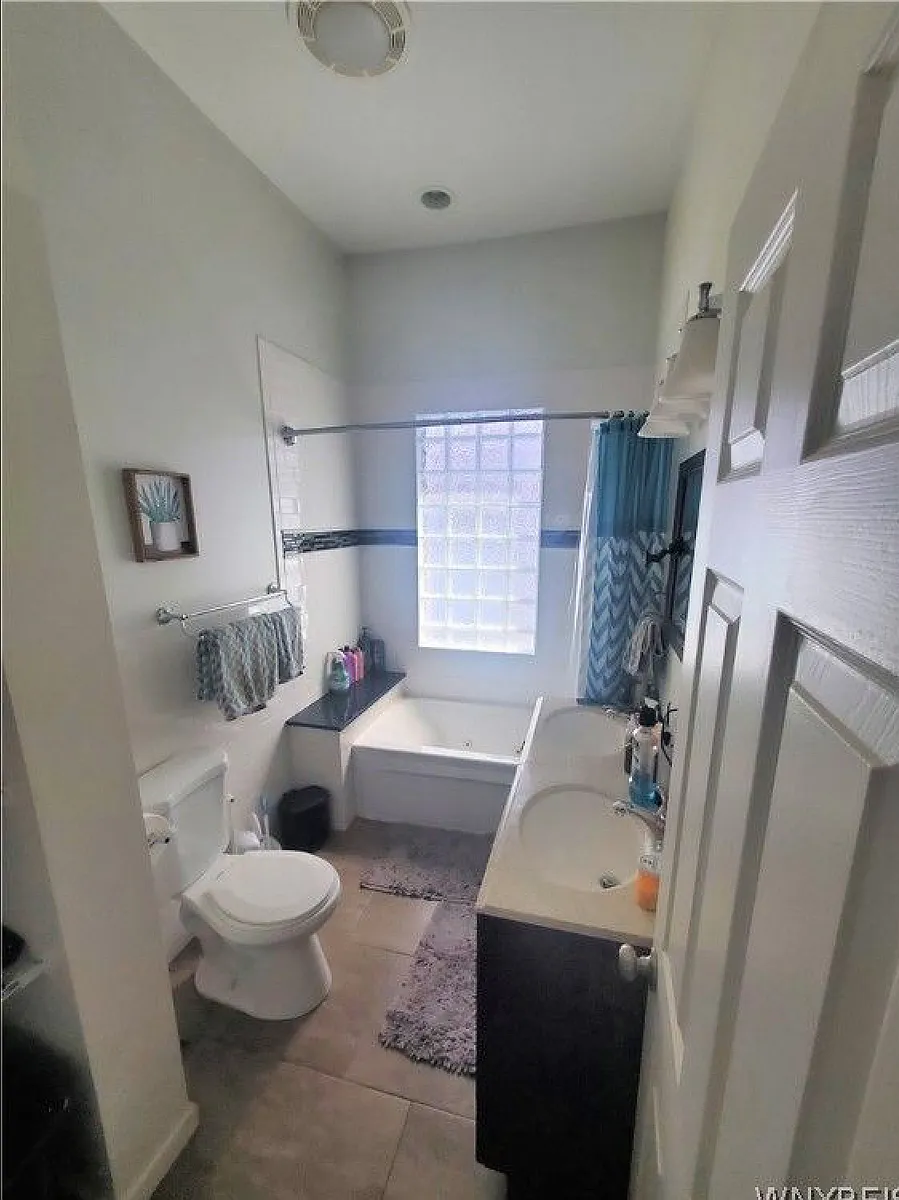 Bathroom - 616 Niagara St #2