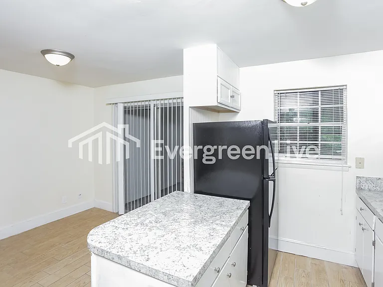 1605 Ashford Ln — Photo 7