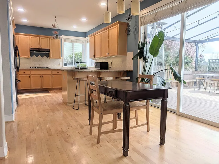 2507 Crestview Dr — Photo 12
