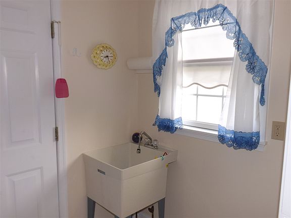 5th image of 69 Wynndemere Ct
