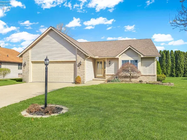 108 Orchard Grove Dr, Clyde, OH 43410