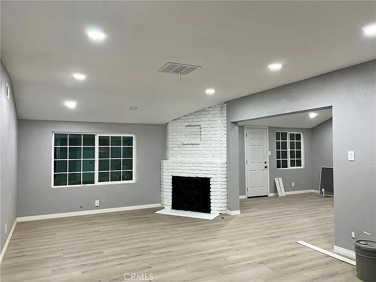 5651 Radford Ave — Photo 13