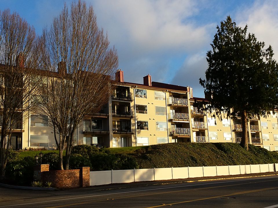 1st image of 904 E Bay Dr NE #B-404