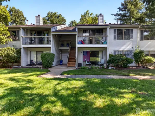 32 Crabapple Ln, Franklin Park, NJ 08823