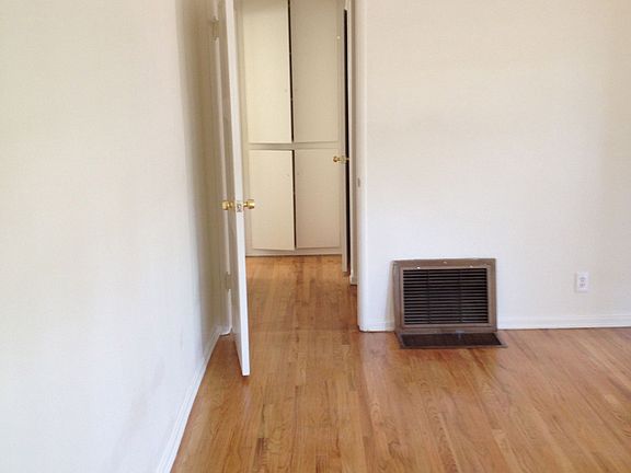 LIVINGROOM CLOSES OF TO HALL