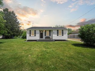 6097 Grove Ave, Grand Blanc, MI 48439