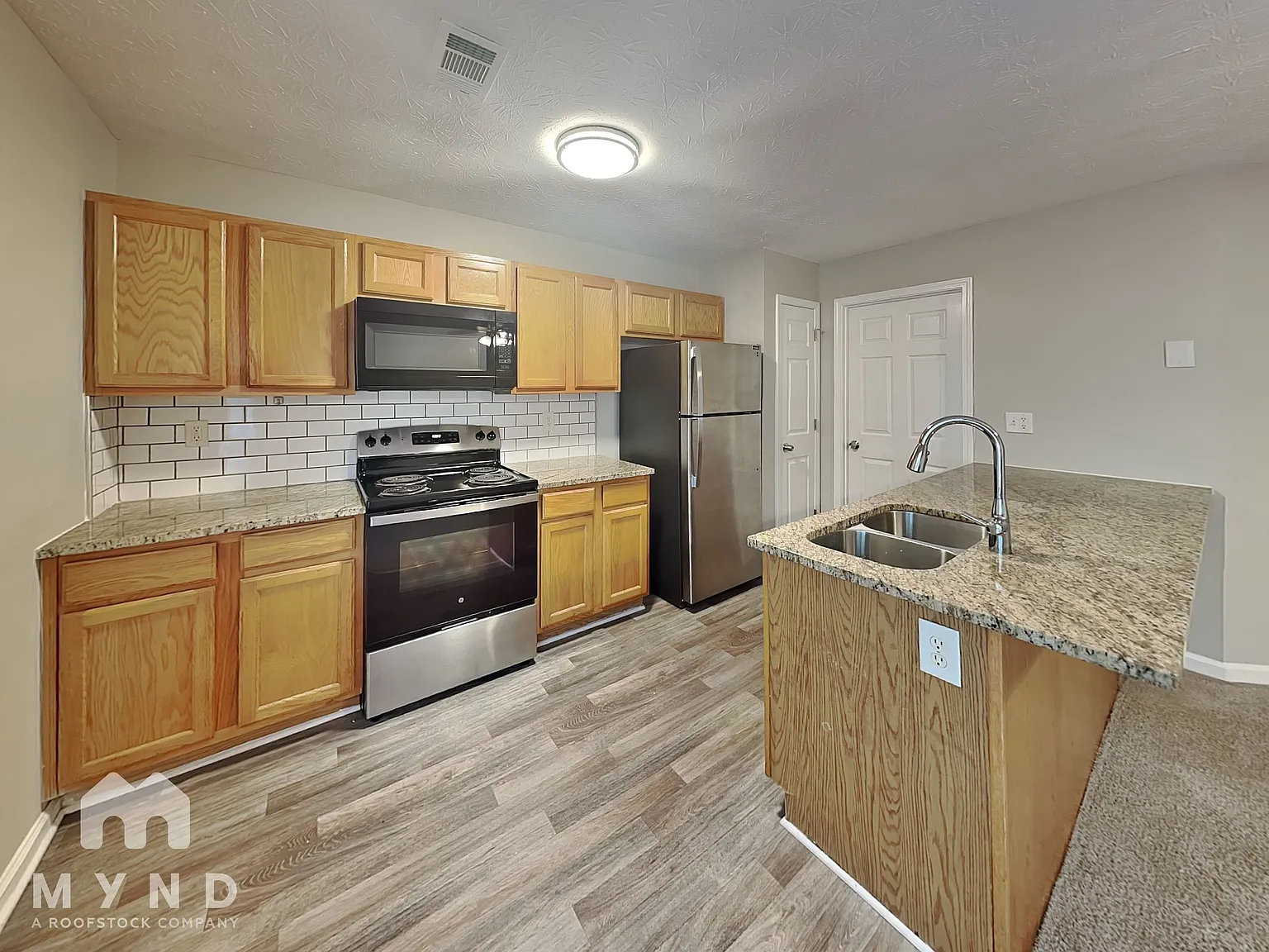 3 bed, 2.5 bath, 1290 sqft, $1,815 — Photo 3