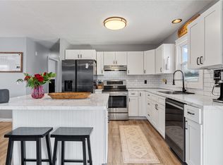 1719 S View Dr NW, Cedar Rapids, IA 52405