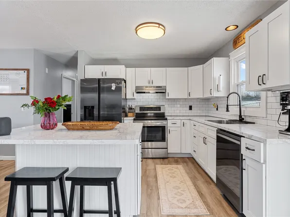 1719 S View Dr NW, Cedar Rapids, IA 52405