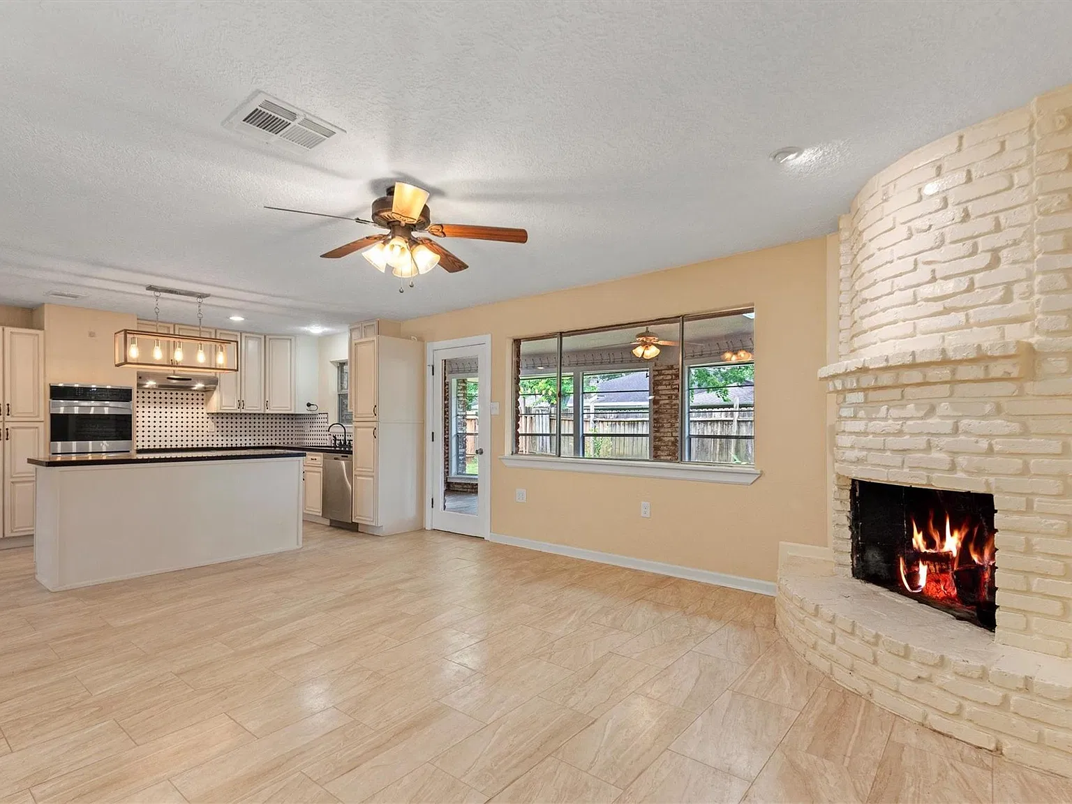 4 bed, 2.0 bath, 2123 sqft, $2,300 — Photo 4