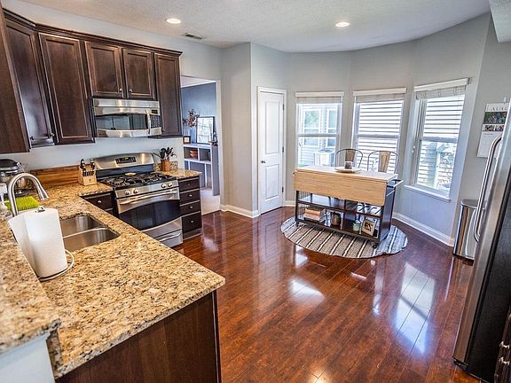 KITCHEN & BREAKFAST NOOK