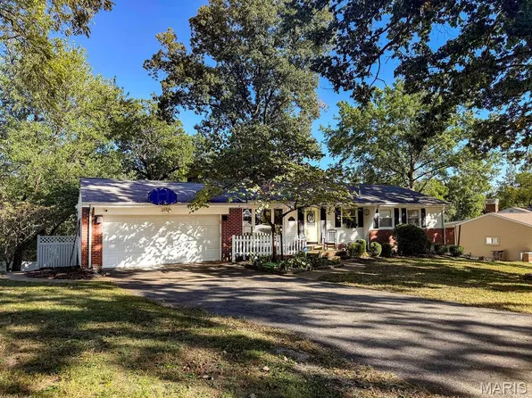 25 Fawnwood Dr, Saint Louis, MO 63128