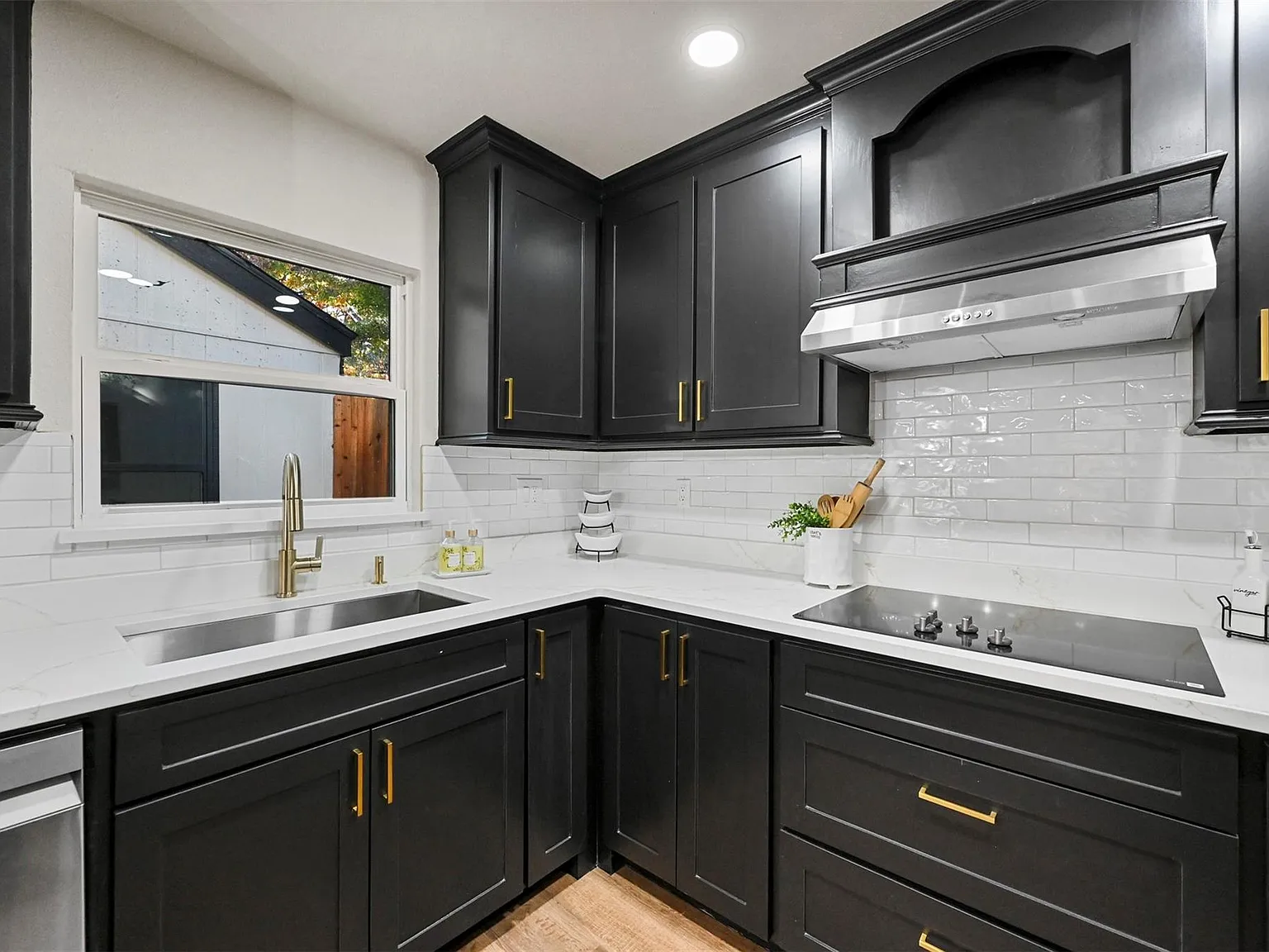 4 bed, 2898 sqft, $6,500 — Photo 4