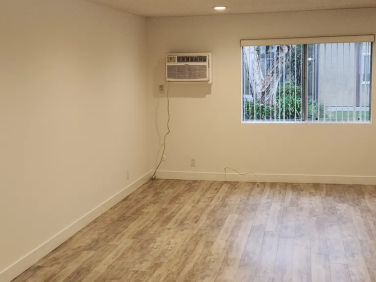 Sherman Pines Apartments — Photo 16