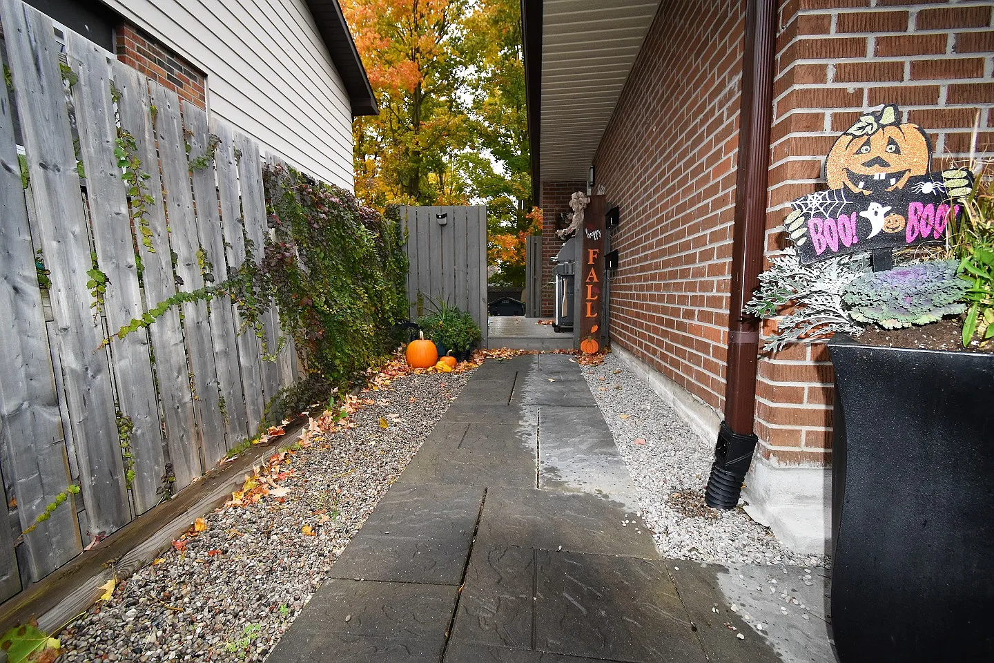 16 Woodgrove Court — Photo 2